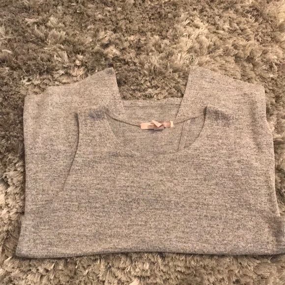 Gray top - Picture 4 of 5